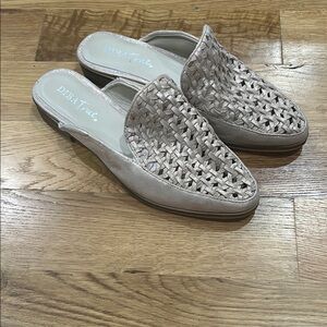 Dina Trie Women's Cream Woven Mules size 7.5 NWOT